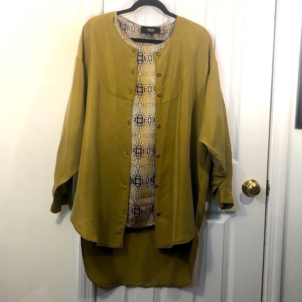SILK BUTTON DOWN TUNIC  Preworn  Pit to Pit 23 1/3"  Fits like a Large